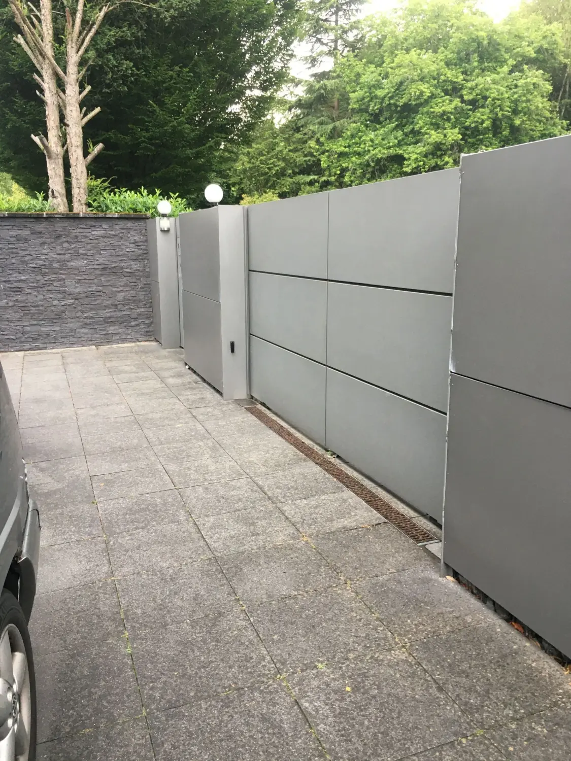 Pulverbeschichtete Blechverkleidung von Emek Stanz- & Schweißprozesse