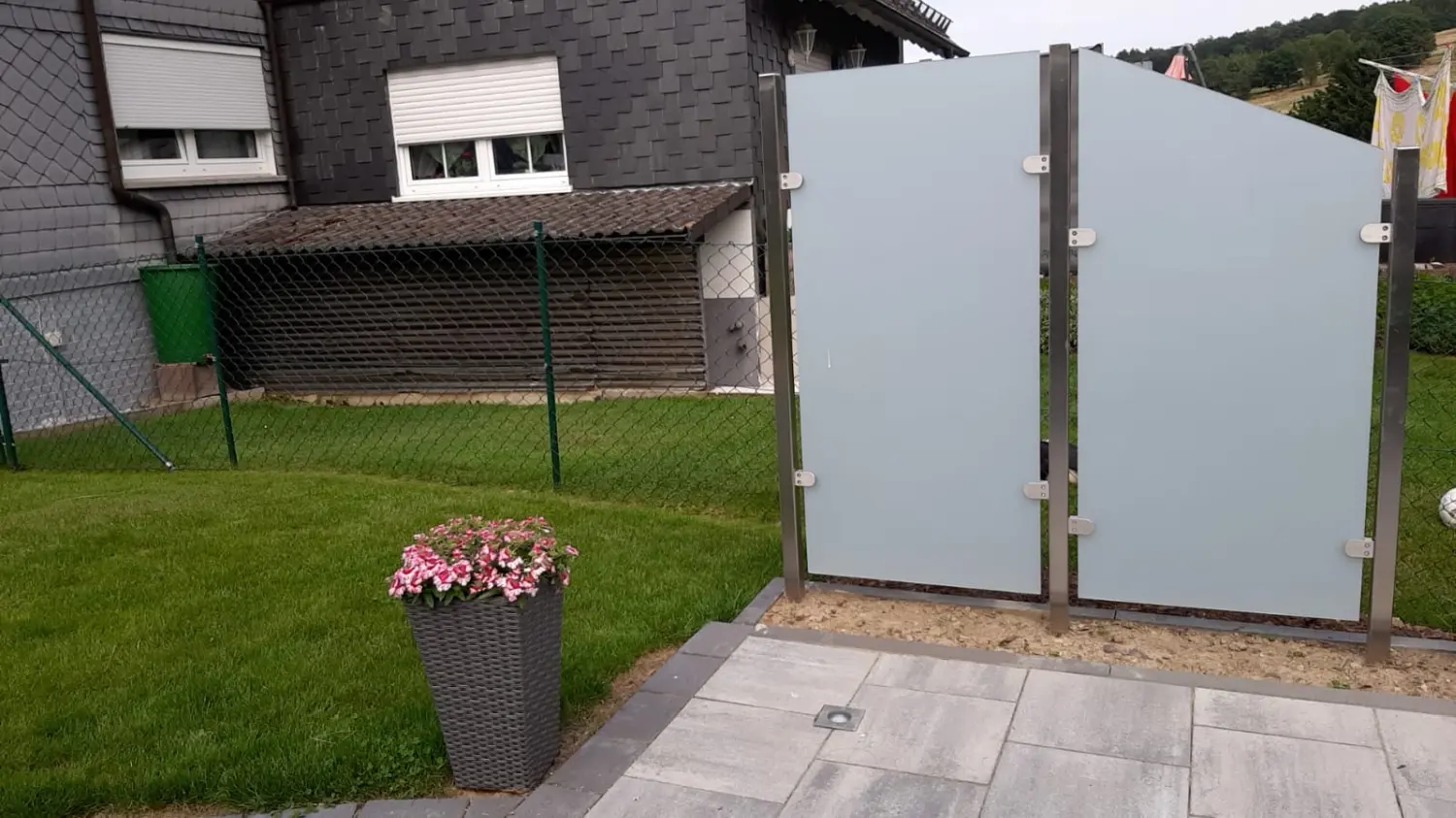 Pulverbeschichtete Blechverkleidung von Emek Stanz- & Schweißprozesse